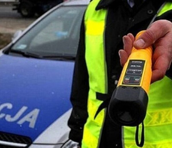 Pijany kierowca przewoził dzieci bez pasów i fotelików.-3259