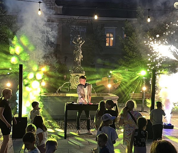 Potańcówka pod Tereską - taniec, muzyka i dobra zabawa na myślenickim Rynku-3312
