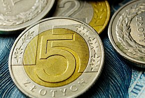 Setki tysięcy Polaków otrzymały nowe świadczenie. Co z resztą?-3364