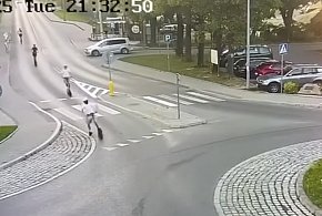Niebezpieczna jazda na hulajnogach po Myślenicach - interwencja Policji-3617