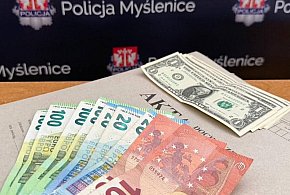 Policjanci z Myślenic odzyskali skradzione pieniądze -3788