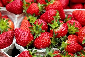 Tak oszukują klientów na truskawkach. Uważaj przy zakupach