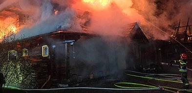 Nocny pożar w Głogoczowie. W akcji liczne zastępy straży pożarnej