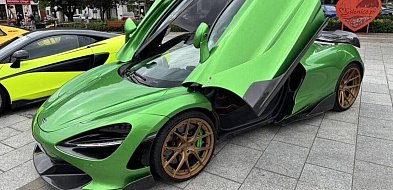 Motoryzacyjne show na Rynku w Myślenicach przyciągnęło tłumy
