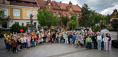 Wielkie czytanie na Rynku w Myślenicach. Wspólnie czytało 377 osób