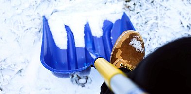 Kiedy trzeba wezwać specjalistów do odśnieżania dachu? Sygnały, których nie wolno