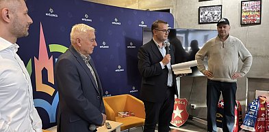 Spotkanie z Kazimierzem Kmiecikiem w Miejskiej Bibliotece Publicznej