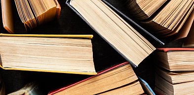 Książki, które łączą pokolenia. Jak stworzyć idealną bibliotekę bez nadwyrężania b