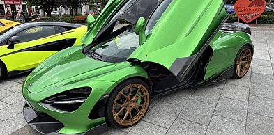 Motoryzacyjne show na Rynku w Myślenicach przyciągnęło tłumy