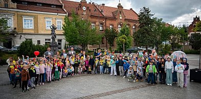 Wielkie czytanie na Rynku w Myślenicach. Wspólnie czytało 377 osób