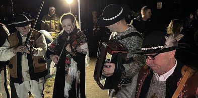 Uroczyste rozświetlenie choinki po góralsku w Parku Miejskim na Zarabiu.-4593
