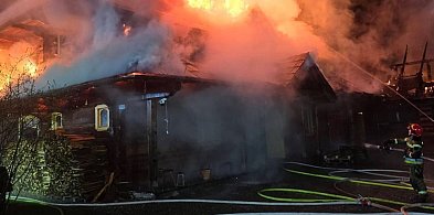 Nocny pożar w Głogoczowie. W akcji liczne zastępy straży pożarnej