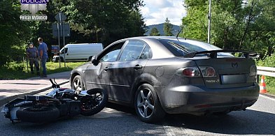 Niebezpieczny wypadek z udziałem motocyklisty w Wiśniowej