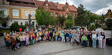 Wielkie czytanie na Rynku w Myślenicach. Wspólnie czytało 377 osób