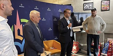 Spotkanie z Kazimierzem Kmiecikiem w Miejskiej Bibliotece Publicznej