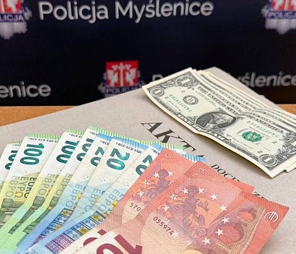 Policjanci z Myślenic odzyskali skradzione pieniądze -3788
