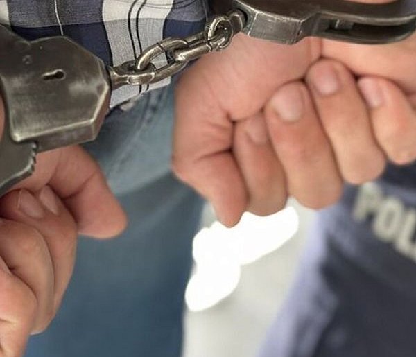 Policjanci z Myślenic zatrzymali sprawcę rozboju i przywłaszczenia telefonu-4220