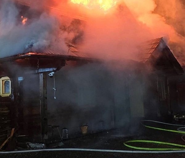 Nocny pożar w Głogoczowie. W akcji liczne zastępy straży pożarnej