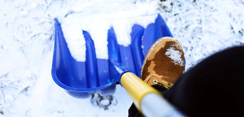 Kiedy trzeba wezwać specjalistów do odśnieżania dachu? Sygnały, których nie wolno