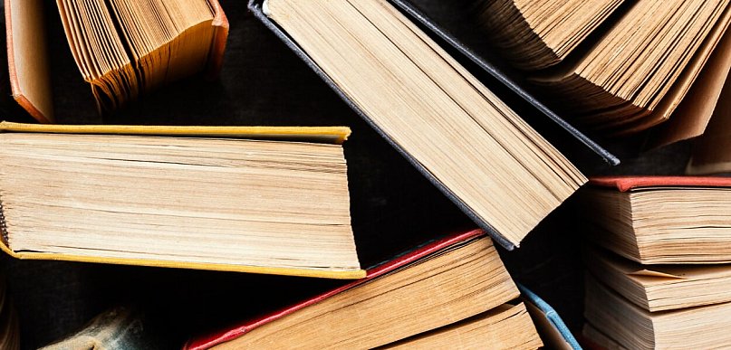 Książki, które łączą pokolenia. Jak stworzyć idealną bibliotekę bez nadwyrężania b
