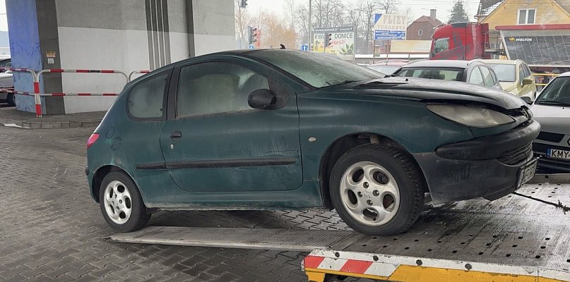 Akcja Straży Miejskiej na parkingu pod estakadą w Myślenicach