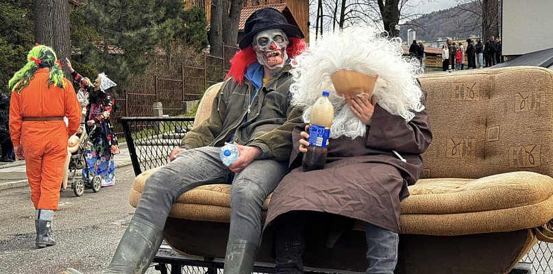 Dziady Śmiguśne w Wiśniowej - barwna i żywa tradycja Lanego Poniedziałku