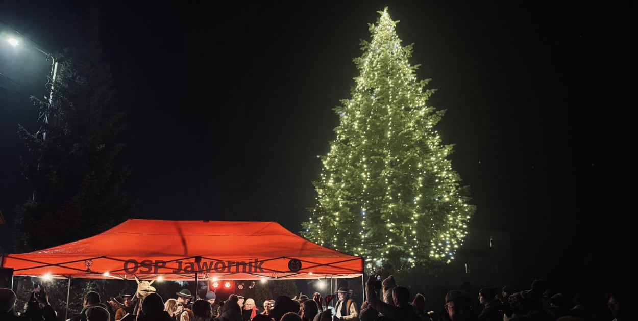Rozwświetlenie choinki w Jaworniku z kapelą górali myślenickch