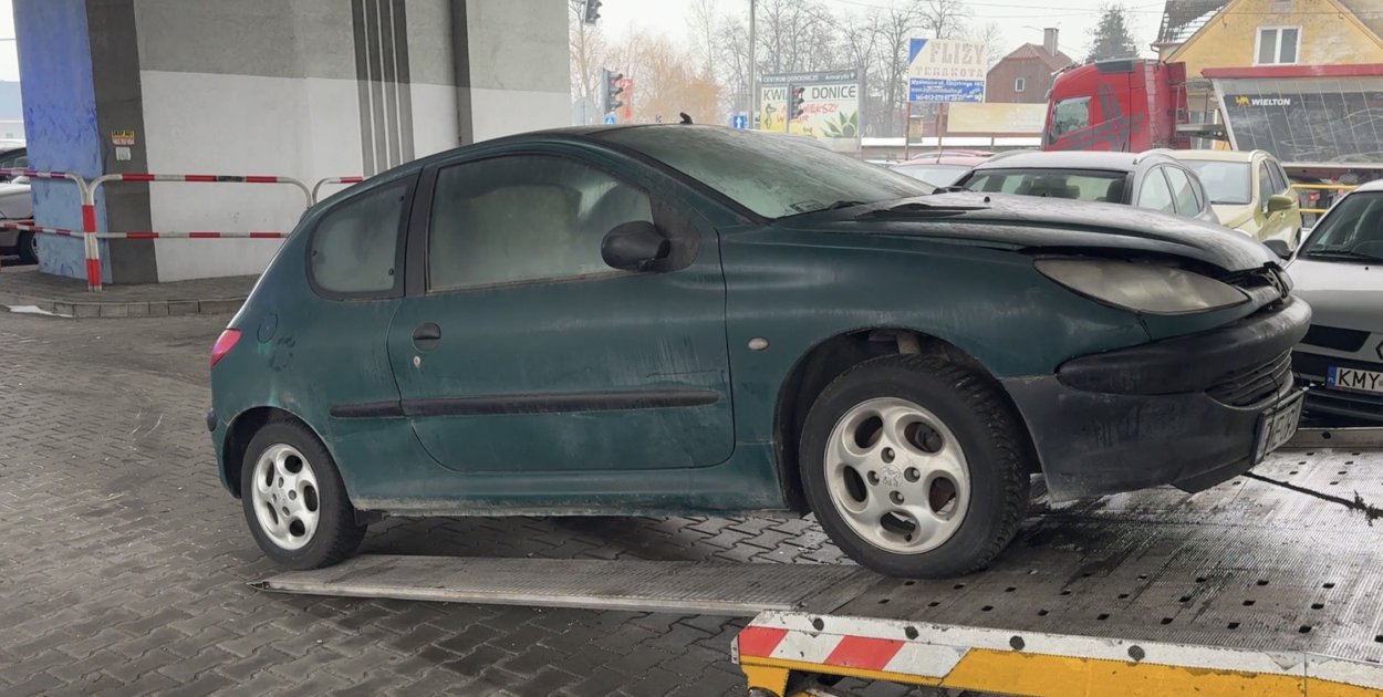 Akcja Straży Miejskiej na parkingu pod estakadą w Myślenicach