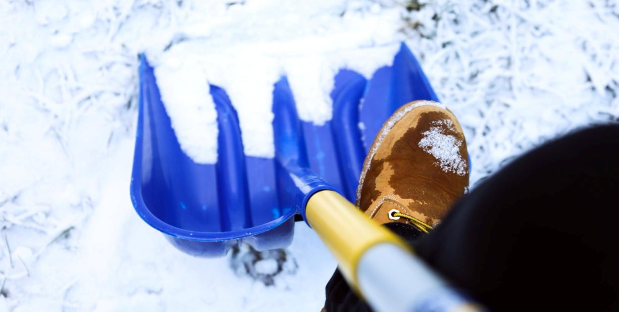 Kiedy trzeba wezwać specjalistów do odśnieżania dachu? Sygnały, których nie wolno
