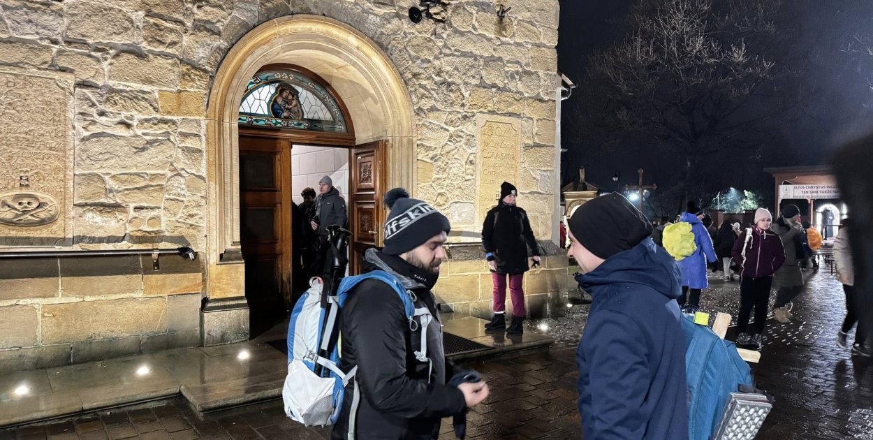 Ekstremalna Droga Krzyżowa Myślenice 2026. Pątnicy wyruszli na trasy